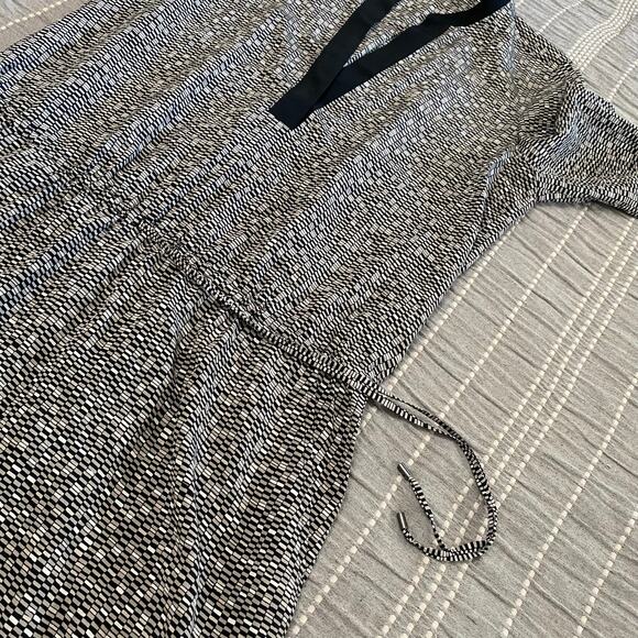 Vince 100% Silk V-Neck Dress Roll Tab Sleeves women’s Size Medium Career office - Picture 10 of 11